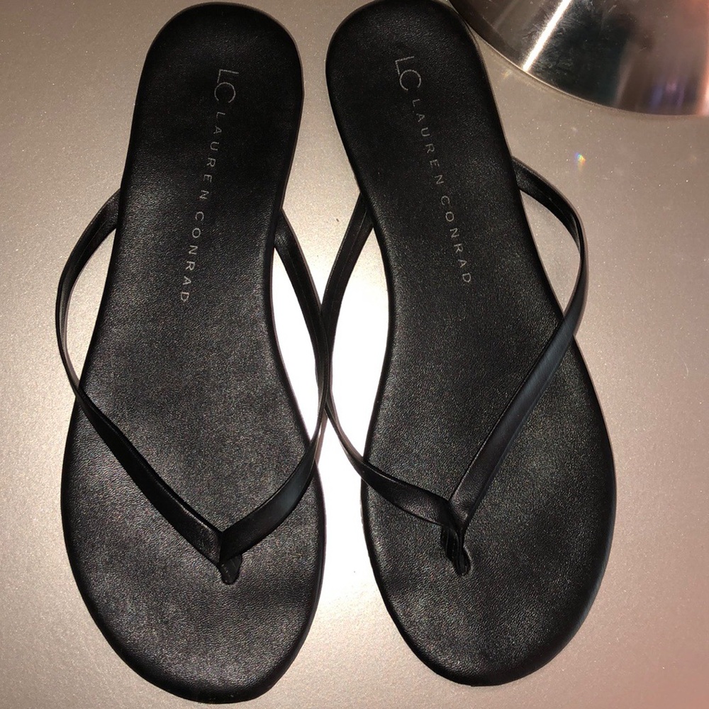 Lauren Conrad Flip Flop black sandals